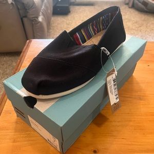 TOMS size women’s 7 New with tags & box.